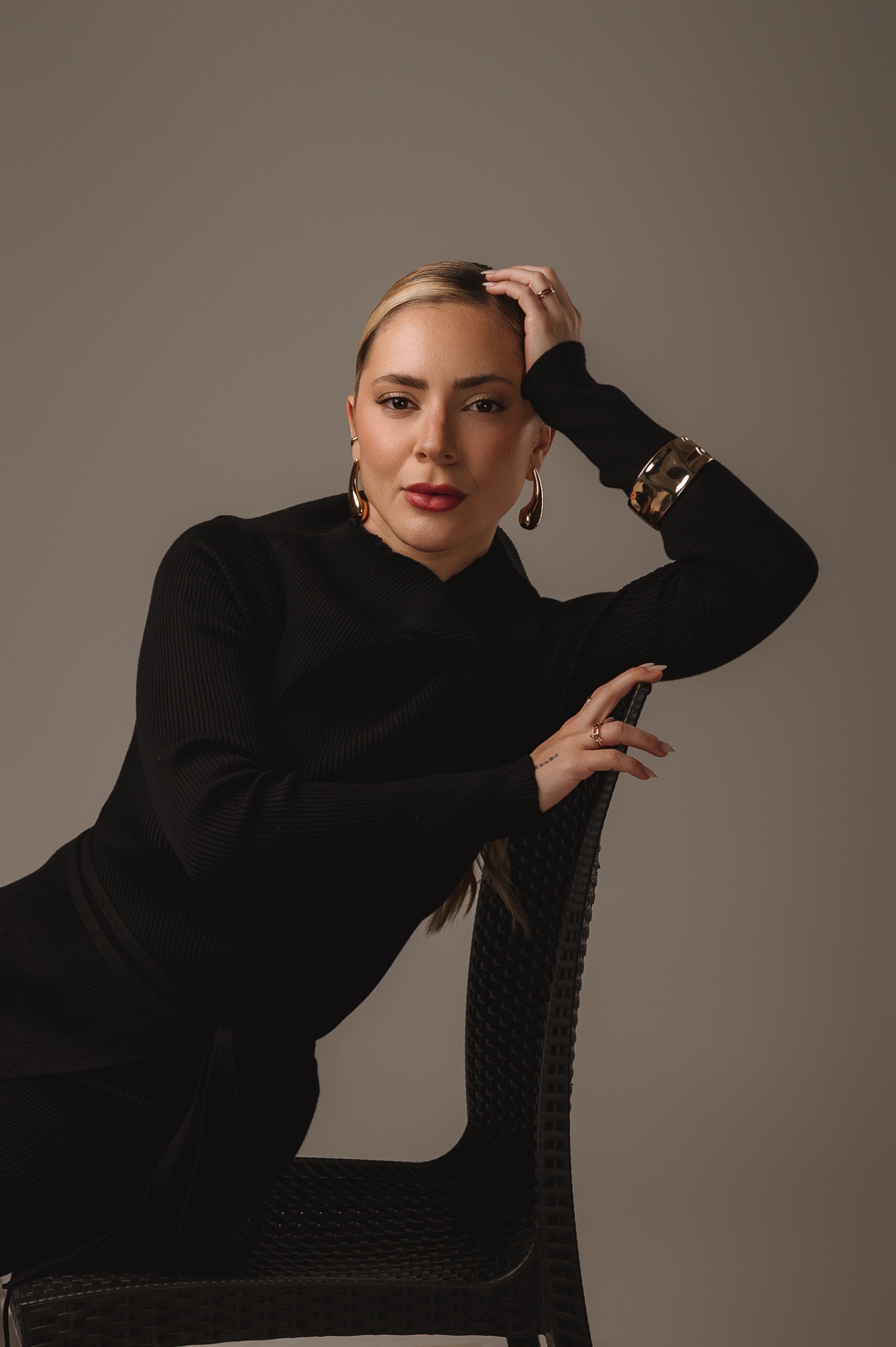Retrato da Dra. Lara Garrido, cirurgiã-dentista especialista em harmonização facial